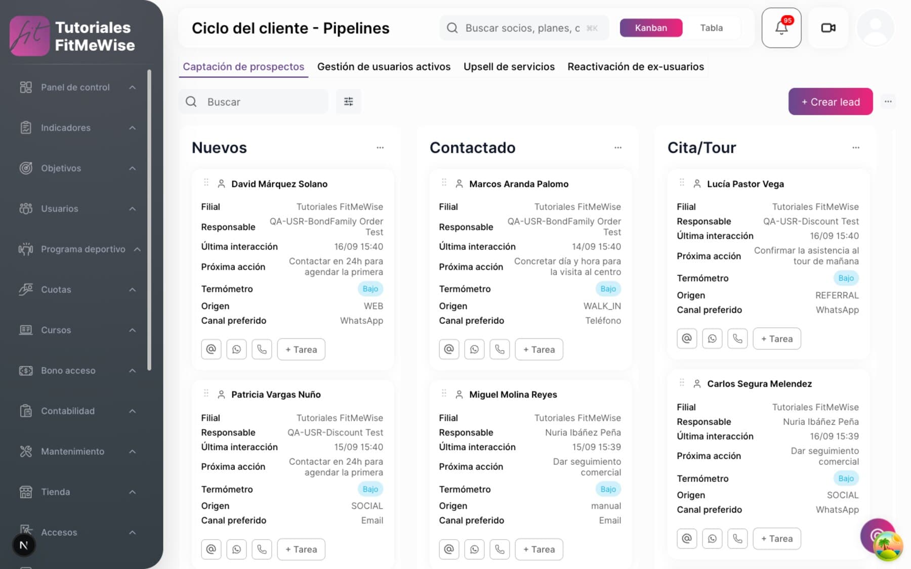 Embudo del ciclo del cliente en Fitmewise, con las etapas de nuevo, contactado y cita, y las tarjetas de cada contacto.